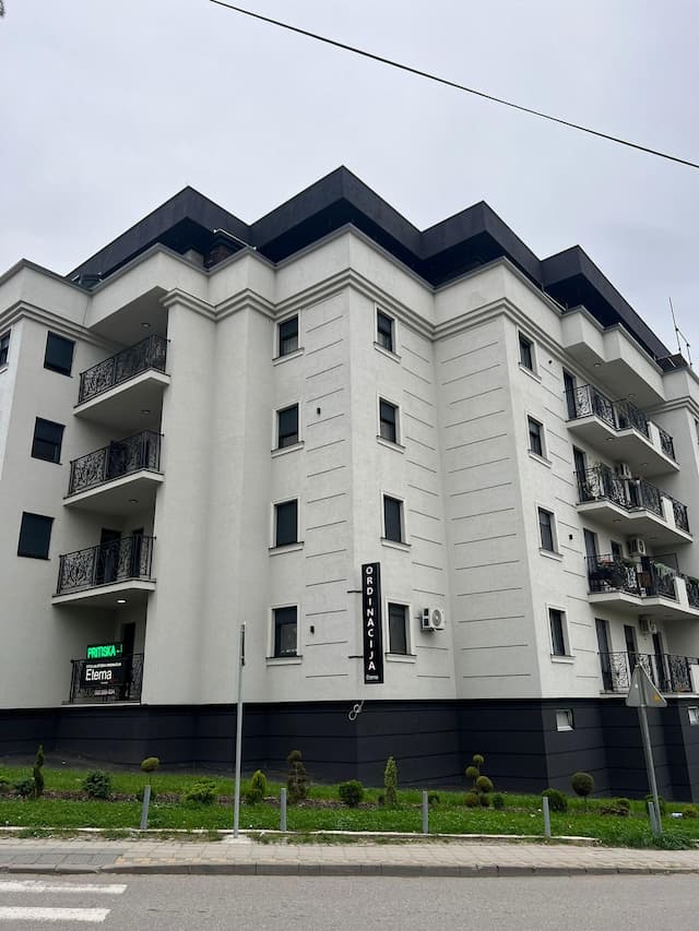 Stambeno-poslovni objekat u Loznici image