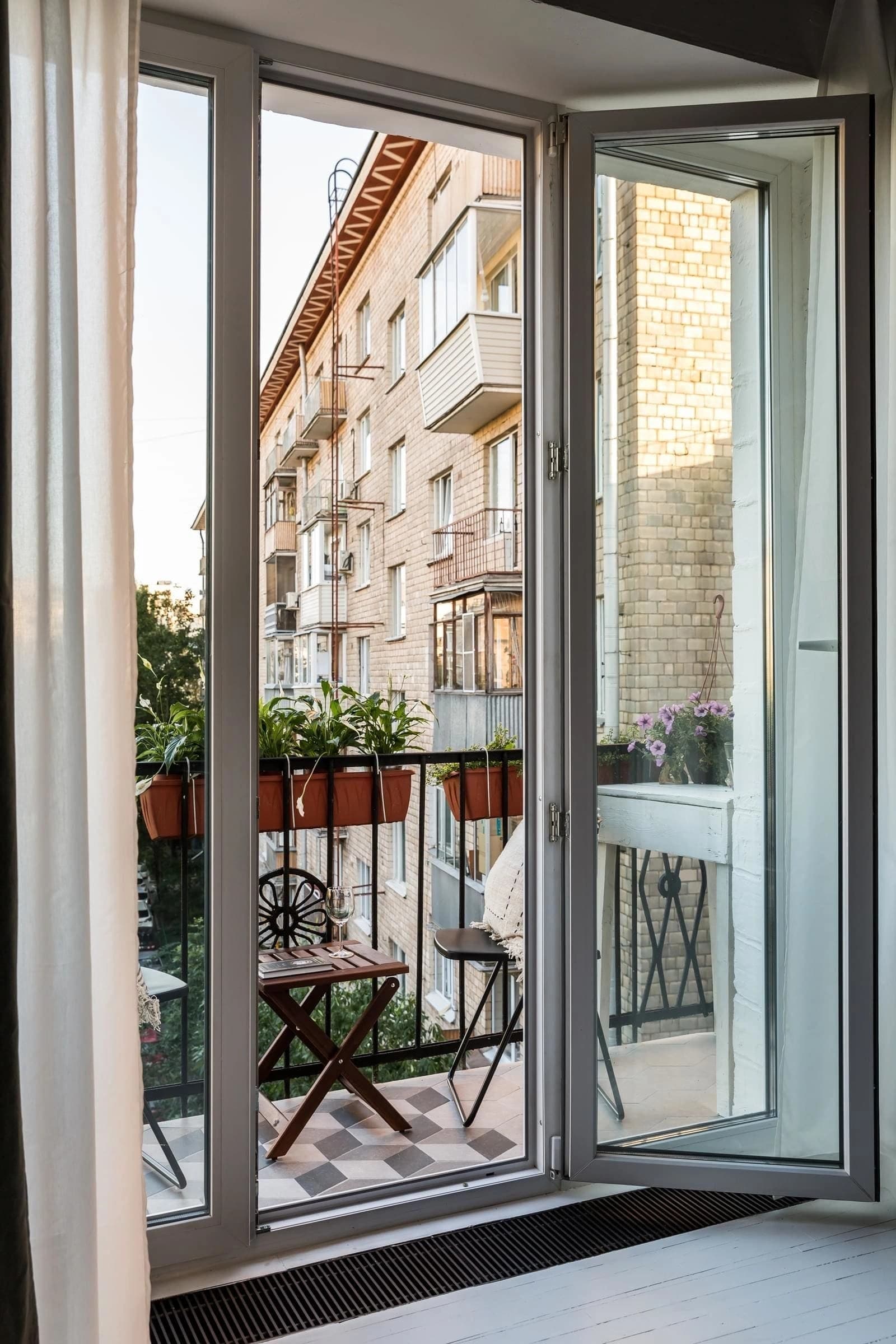 Žaluzine — unutrašnjost sa horizontalnim ALU žaluzinama na prozorima